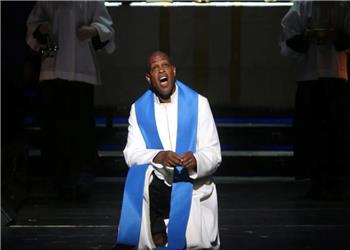 خواننده مشهور با ضربات چاقو در خانهاش کشته شد