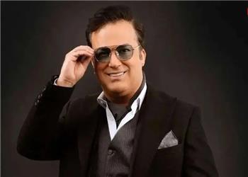 بوسه زدن حامد آهنگی بر دستان مادرش در کنسرتش/ ویدئو